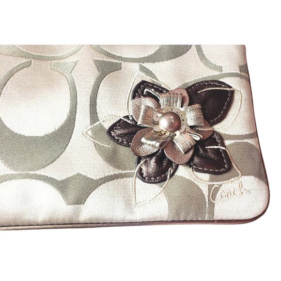 Coach Logo Wristlet Card Case Wallet | Leather Flower Charm | Boho Chic - Picture 2 of 4